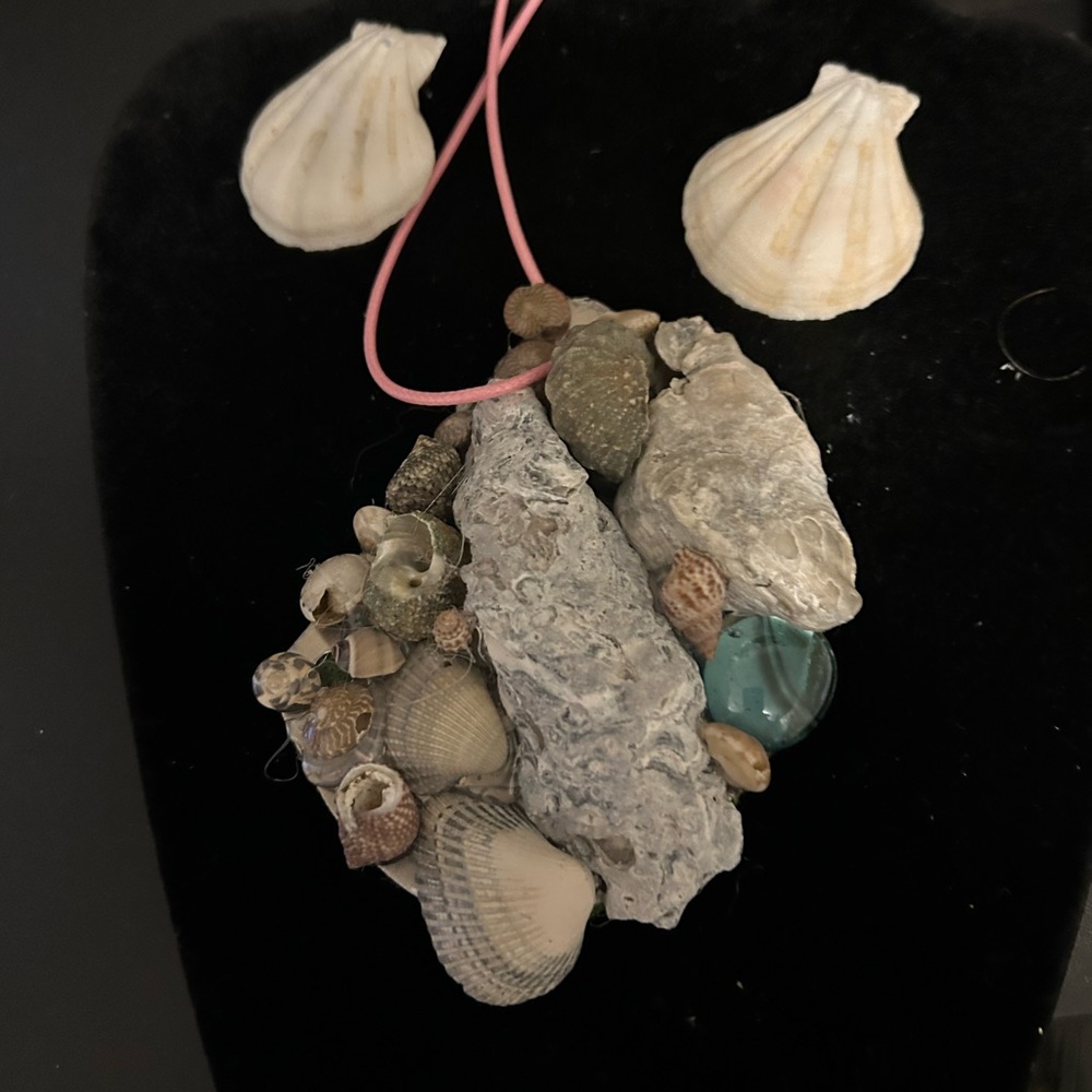 Shell necklaces - Picture 6 of 11